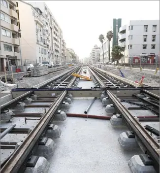  ?? (Photo Sébastien Botella) ?? Les infrastruc­tures de transport pèsent lourd dans la dette niçoise.