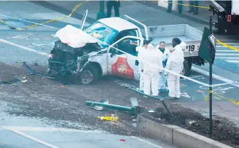  ?? CRÉDITO ?? ATENTADO. El inmigrante se conducía en una camioneta blanca, la cual impactó contra un autobús escolar y luego atropelló a decenas de personas.