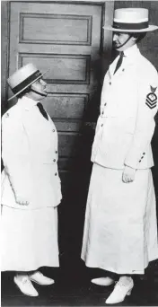  ??  ?? UNIFORMITY: Two female members of the US Navy’s Yeoman unit pose in their chin strap hats, tie, jacket and long skirt in New York City.