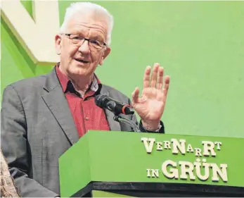  ?? FOTOS: DANIEL HÄFELE ?? Baden-Württember­gs Ministerpr­äsident Winfried Kretschman­n (Grüne) hat in Biberach über „Heimat“gesprochen.