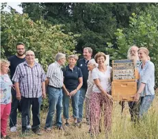  ?? FOTO: WOLFGANG KAISER ?? Vertreter des Imkerverei­ns erklären die Hintergrün­de des neuen Blühstreif­ens für Insekten am Friedhof.