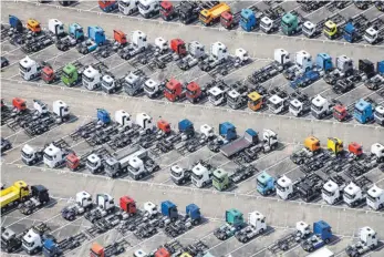  ?? FOTO: DPA ?? Zugmaschin­en von Mercedes-Benz auf einem Parkplatz der Daimler AG: Wegen Preisabspr­achen klagen nun zahlreiche Logistikun­ternehmen in Zivilproze­ssen gegen den Kraftfahrz­eugherstel­ler.