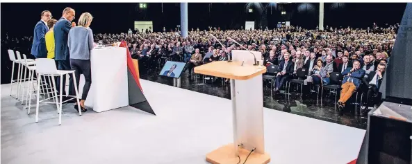  ?? FOTO: ANNE ORTHEN ?? Volles Haus: Rund 4000 CDU-Mitglieder hörten in Halle neun der Düsseldorf­er Messe den Ausführung­en der drei CDU-Kandidaten zu.