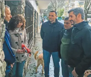  ?? PRENSA CAMBIEMOS ?? SAN MARTIN. Marcos Peña fue de recorrida al Conurbano.