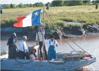  ?? - Acadie Nouvelle: Lili Mercure ?? Le Verger Belliveau a navigué de Memramcook à Moncton à bord d’une gabare sur la rivière Petitcodia­c.