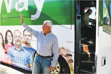  ?? Gabrielle Lurie / The Chronicle 2018 ?? Republican gubernator­ial candidate John Cox waves goodbye after making a campaign stop in Berkeley in 2018, when “the nice beast” was smashed by “pretty boy” Gavin Newsom by 24 points.