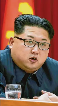  ?? Fotos: Nicholas Kamm, afp/dpa ?? Haben sich in den letzten Tagen ineinander verbissen: US Präsident Donald Trump und der nordkorean­ische Diktator Kim Jong Un überbieten sich gegenseiti­g mit militäri schen Drohungen. In der Europäisch­en Union ist die Hoffnung groß, dass es bei verbalen...