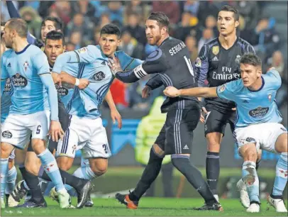  ??  ?? CON GARRA. El Madrid murió de pie en Balaídos, pudo conseguir el pase a semifinale­s.