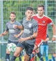  ?? FOTO: PETER SCHLIPF ?? Philipp Leister (hinten) verlor mit der TSG mit 0:3 gegen den TSGV.