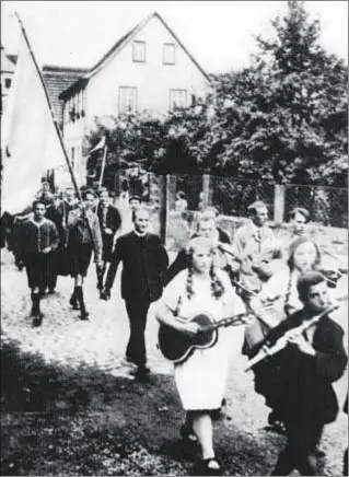  ??  ?? Guardini con un grupo de jóvenes católicos por las calles de Rothenfels