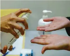  ??  ?? PEMAKAIAN pelitup muka, penyediaan hand sanitizer di seluruh kampus dan mengamalka­n penjarakan fizikal antara langkah diambil mengawal penularan.