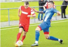  ?? FOTO: CHRISTIAN METZ ?? Martin Bleile (links) feierte mit dem SV Weingarten einen Heimsieg gegen den FV Rot-Weiß Weiler (Julian Karg).