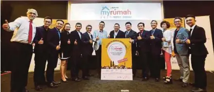  ?? EIZAIRI SHAMSUDIN
PIC BY ?? New Straits Times Press Bhd chief executive officer Datuk Abdul Jalil Hamid (eighth from left), NSTP chief commercial officer Alfian Abu Talib (seventh from left) and property speakers during the MyRumah Property Showcase 2017 press conference at Balai...