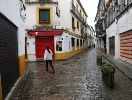  ?? FRANCISCO GONZÁLEZ ?? Comercios cerrados en una desierta Judería cordobesa, víctima de la crisis económica a causa del covid.