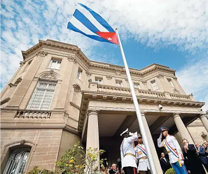  ??  ?? O ministro das Relações Exteriores de Cuba e outros representa­ntes do país assistem ao hasteament­o