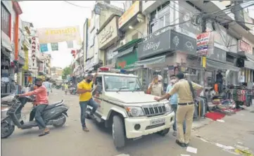  ?? PARVEEN KUMAR/HT ?? Police personnel issue challans to commuters for not wearing face masks in Gurugram on Sunday.