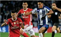  ?? –AFP ?? Porto et Benfica (en rouge) vont lutter pour le titre. Sur notre app: l’impact de la pandémie sur le sport.