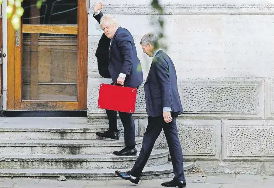  ?? Nový britský ministr zahraničí Boris Johnson mává v pátek 15. července do objektivů při vstupu do svého stávajícíh­o úřadu v centru Londýna. FOTO REUTERS – NEIL HALL ?? Boris jde na to!