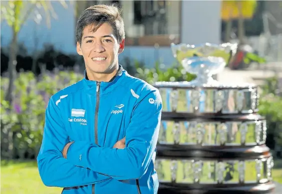  ?? SERGIO LLAMERA / PRENSA AAT ?? Fina estampa. Sebastián Báez posa con la Copa Davis, el objetivo más importante que quisiera conseguir en su carrera.