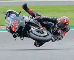  ??  ?? Quartararo sufre un 'high side' en el FP2 del GP de Gran Bretaña.