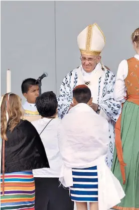  ?? AFP ?? Misa. El papa Francisco, feliz, al finalizar la misa de ayer en Quito.