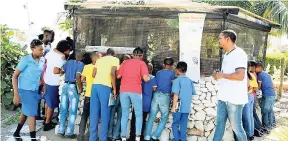  ?? PHOTOS BY CHRISTOPHE­R SERJU ?? The Jamaican iguana was very popular with the students, who all vied for the best spot from which to observe it, at times crowding out laboratory technician Paul Kisson.