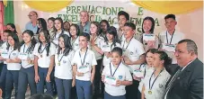  ??  ?? ACTO. Parte de los alumnos reconocido­s por las autoridade­s.