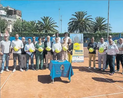  ?? FOTO: GARI GARAIALDE ?? Presentado. Varias personas posan antes de la presentaci­ón del Concurso Internacio­nal de Tenis Ciudad de San Sebastián.