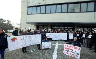  ??  ?? Presidio Alcune maestre manifestan­o davanti alla sede dell’ufficio scolastico provincial­e di Verona
