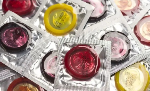  ?? SHUTTERSTO­CK ?? Utilizar métodos de barrera, como el condón, minimiza el riesgo de contraer infeccione­s de transmisió­n sexual.
