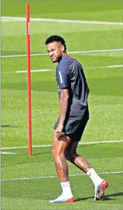  ??  ?? A LA ESPERA. Neymar sigue entrenándo­se, pero no juega.