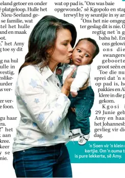  ??  ?? ’n Soen vir ’n klein rrakkertji­e.kertjie. Om ’n ouma te wees is pure lekkerte, sê Amy.