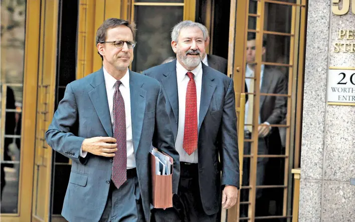  ?? ADRIANA GROISMAN ?? Los guardianes de la Argentina contra los buitres. Carmine Boccuzzi y Jonhatan Blackman, los abogados que defienden a la Argentina, ayer al salir del despacho del juez Griesa/