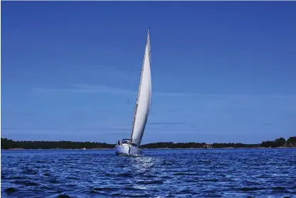  ?? FOTO: LEIF WECKSTRöM ?? Långt flera finlandssv­enskar har vanlig båt än segelbåt – men den finlandssv­enska kulturen är ändå stark inom seglingen.