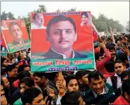  ?? IANS ?? Samajwadi Party workers stage a demonstrat­ion in support of Akhilesh Yadav in Lucknow on 29 December, 2016.