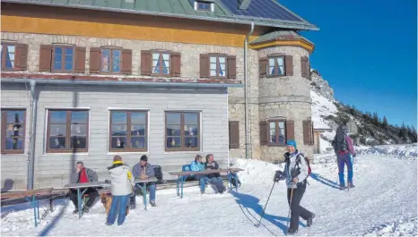  ?? FOTO: SRT ?? Das Rotwandhau­s im Mangfallge­birge gehört zu den größeren Alpenverei­nshütten und ist bekannt für sein gutes Essen.