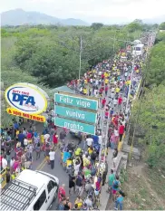  ?? CORTESíA LA OPINIóN ?? Miles de colombiano­s le dieron la bienvenida a la Selección ayer en Cúcuta, y acompañaro­n su recorrido en bus hasta territorio venezolano.