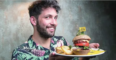  ?? GONZALO PÉREZ ?? Bernat Añaños, cofundador de Heura, hinca el diente a la hamburgues­a más sana del mundo: la burger 2.0