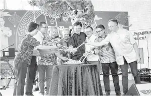 ?? ?? TRADISI: (Dari dua kiri) Yap, Ahmad, Penguang, Tan Kai dan Lo bersama tetamu kehormat lain menggaul yee sang tanda simbolik perasmian majlis tersebut.