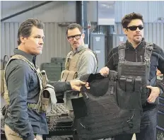  ?? SONY PICTURES ?? Josh Brolin, left, Jeffrey Donovan and Benicio Del Toro get ready to rumble in Sicario: Day of the Soldado.