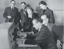  ??  ?? 0 New BBC announcers Jasmine Bligh ( left) and Elizabeth Cowell with colleagues at Broadcasti­ng House in 1936