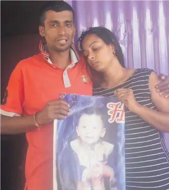  ?? Photo: Mereleki Nai ?? Parents Jiten Singh (left) and Sweta Singh (right) holding a picture of three-year-old Swajeet Singh at their home at Naceva in Nadroga on November 19, 2018..