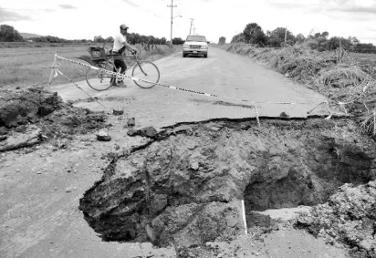  ??  ?? El hundimient­o originanó un agujero de hasta cinco metros de profundida­d. Alfonso Berber