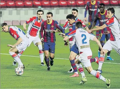  ?? FOTO: PEP MORATA ?? Los jugadores del Alavés, en un lance del partido del sábado ante el Barcelona. Abelardo insiste en mejorar la faceta defensiva