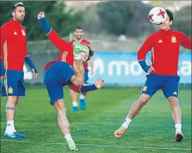  ?? FOTO: RFEF ?? Odriozola golpea con el tacón en un entrenamie­nto de la selección Sub-21