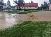  ??  ?? Das Wasser schoss von den umliegende­n Feldern hinab in den 80 Einwohner zählenden Ort.