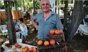  ??  ?? Eric Pedebas cultive des variétés de tomates introuvabl­es ailleurs.