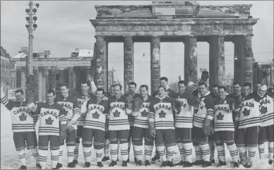  ?? Penticton Herald Archives ?? Members of the 1955 Penticton Vees posed for this team picture at the Brandenbur­g Gate in Berlin, Germany following a practice leading up to the World Championsh­ips in which they defeated Russia 5-0.