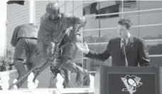  ?? DAVID DENOMA/REUTERS ?? Mario Lemieux addresses crowd in Pittsburgh after unveiling of statue.