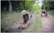  ?? Foto: AP ?? Ukrainska soldater lägger ut fordonsmin­or på en skogsväg i Donetsk.